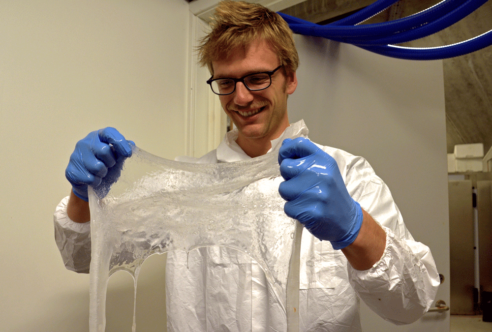 Enlarged view: Lukas Böni showing a Hagfish slime